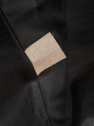 Abrigo negro con detalles dorados