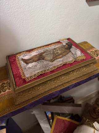Cristo Yacente en vitrina