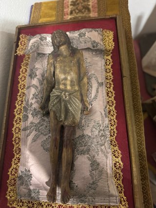 Cristo Yacente en vitrina