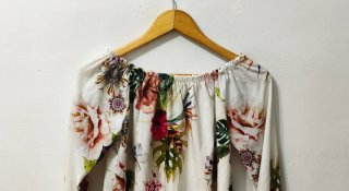 Blusa manga larga floreada crema mujer Talla M-L