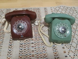 Teléfonos antiguos granate y verde