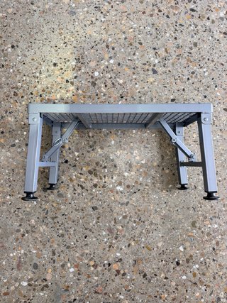 Escalón plegable metálico para caravana