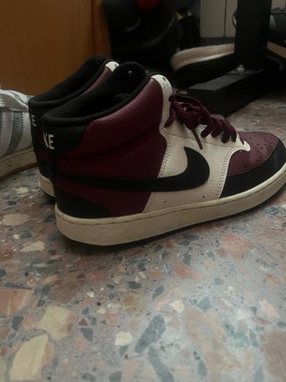 Zapatillas Nike Burdeos y Blancas