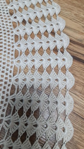 Mantel tapete mesa redonda beige/blanco