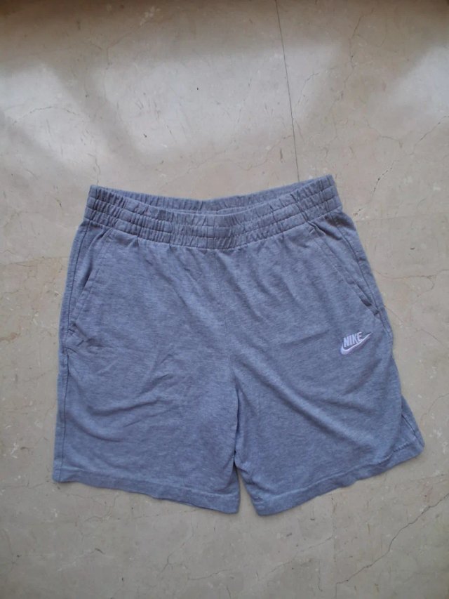 Pantalón corto Nike gris