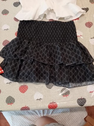 Top blanco Shein talla XS y falda,va en conjunto
