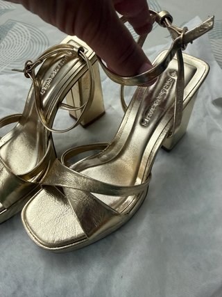 Zapatos con tacon ancho doradas Stradivarius T.37