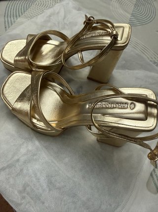 Zapatos con tacon ancho doradas Stradivarius T.37