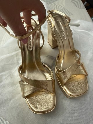 Zapatos con tacon ancho doradas Stradivarius T.37