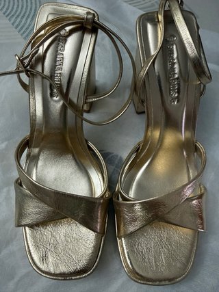 Zapatos con tacon ancho doradas Stradivarius T.37