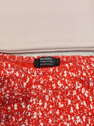 Falda corta floral roja XS con top beis