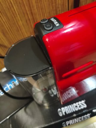 Cafetera Nespresso Inissia Roja