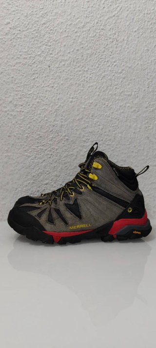 Botas Merrell grises y rojas