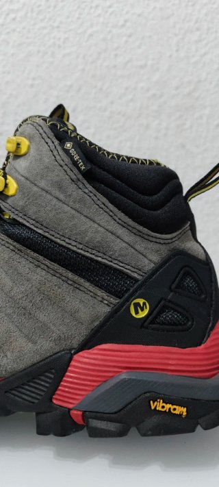 Botas Merrell grises y rojas