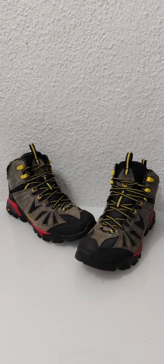 Botas Merrell grises y rojas