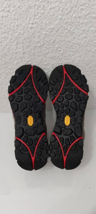 Botas Merrell grises y rojas