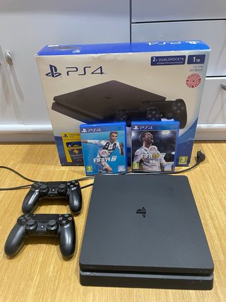 PS4 Slim 1TB con 2 mandos