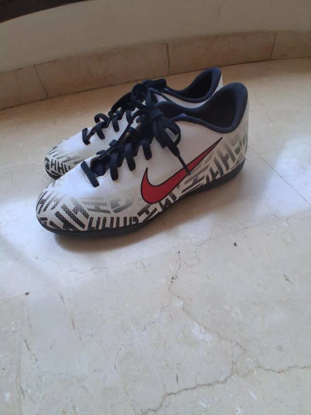 Zapatillas Nike Fútbol Blancas y Rojas