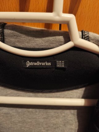 Abrigo Stradivarius Negro con Capucha