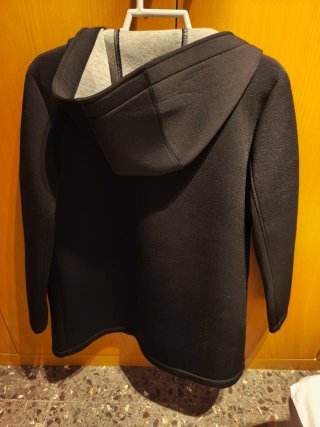 Abrigo Stradivarius Negro con Capucha