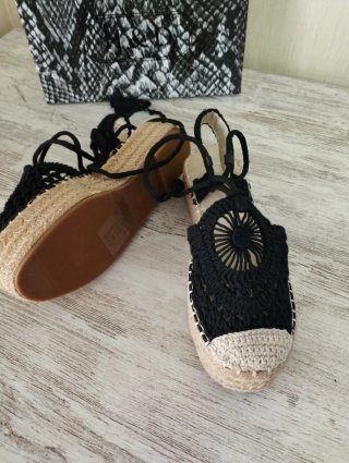 Sandalias negras de esparto con cordones