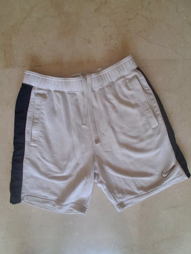 Pantalón corto Nike beige y negro