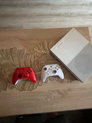 Xbox One S + 2 Mandos (Rojo y Blanco)