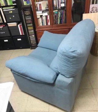 Sillón azul muy amplio y cómodo