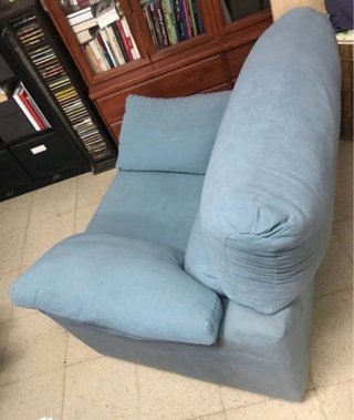 Sillón azul muy amplio y cómodo