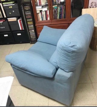 Sillón azul muy amplio y cómodo