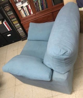 Sillón azul muy amplio y cómodo