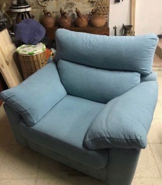 Sillón azul muy amplio y cómodo