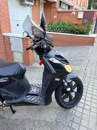 Aprilia Sportcity 200cc Maxi-Scooter Negra