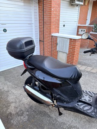 Aprilia Sportcity 200cc Maxi-Scooter Negra