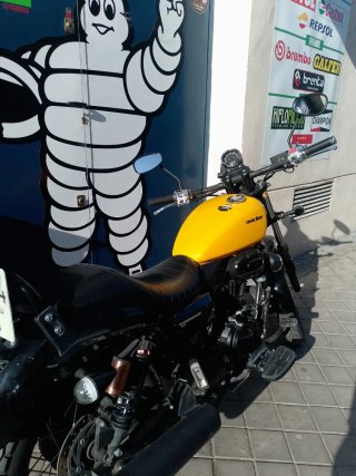Moto MacBor Custom Negra y Amarilla