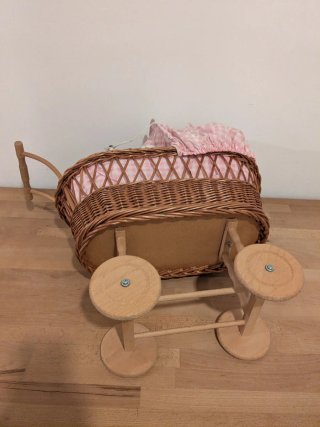 Carrito de muñecas de mimbre