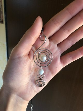 Collana in fili di ferro con perle bianche