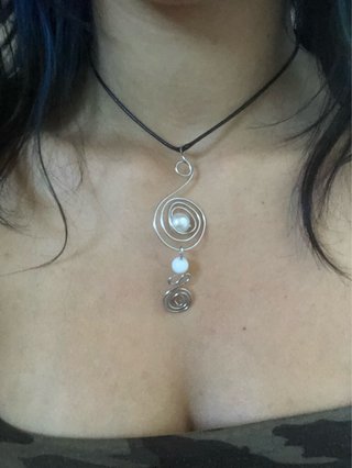 Collana in fili di ferro con perle bianche