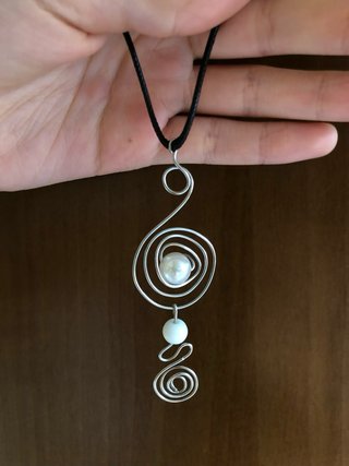 Collana in fili di ferro con perle bianche