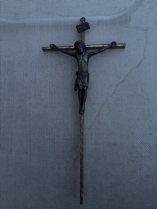 Crucifijo de metal con INRI