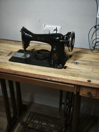 Máquina de coser Alfa antigua con mueble