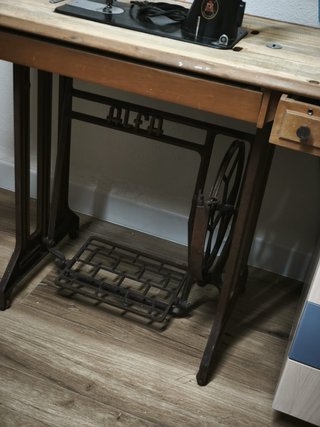 Máquina de coser Alfa antigua con mueble