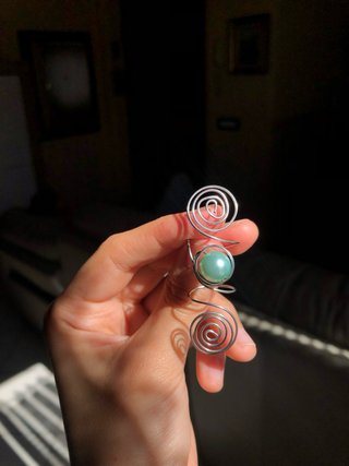 Anello filo di ferro con perla azzurra