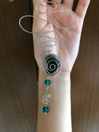 Collana lunga in fili di ferro con pietre verdi