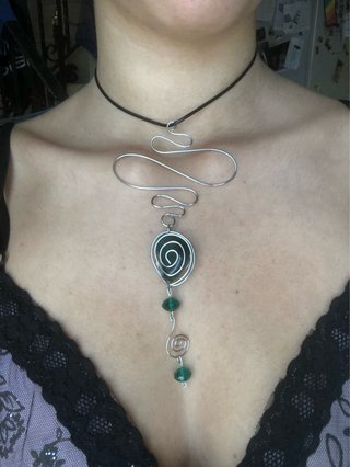 Collana lunga in fili di ferro con pietre verdi