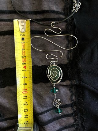 Collana lunga in fili di ferro con pietre verdi