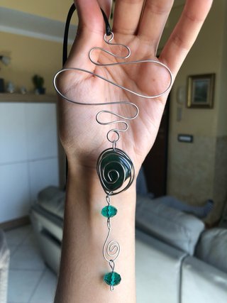 Collana lunga in fili di ferro con pietre verdi