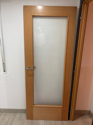 Puerta de madera con cristal