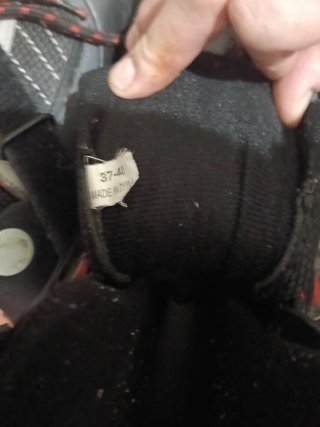 Patines en línea negros y grises
