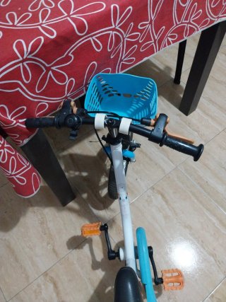 Bicicleta infantil Btwin azul y blanca